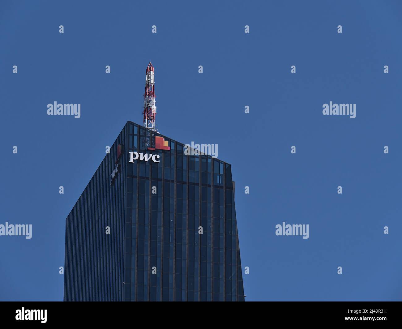 Vista della cima del grattacielo DC Tower 1 a Donau City a Vienna, Austria con il logo della società di revisione PricewaterhouseCoopers GmbH (PwC). Foto Stock