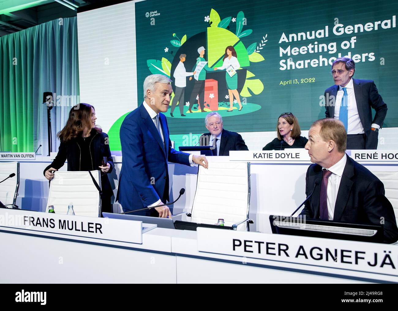 2022-04-13 13:59:14 ZAANDAM - CFO Natalie Knight, CEO Frans Muller, Bill McEwan, Katie Doyle, Peter Agnefjall e Rene Hooft Graafland (VLNR) prima dell'assemblea generale degli azionisti del gruppo di supermercati Ahold Delhaize. KOEN VAN WEEL paesi bassi fuori - belgio fuori Foto Stock