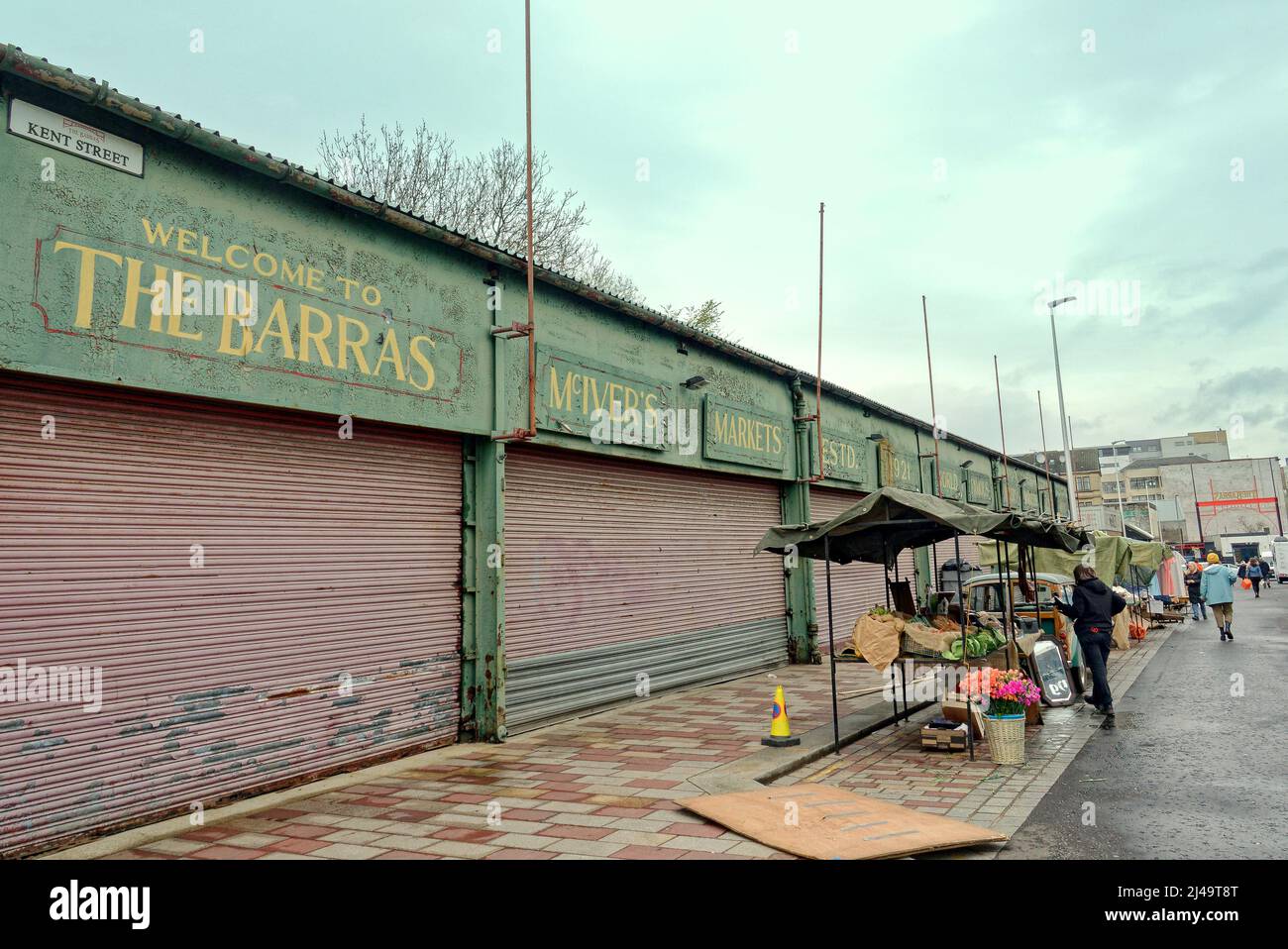 Glasgow, Scozia, Regno Unito 13th aprile 2022 Hollywood arriva al “Barras” come filmata per il film IRA Borderland ha visto il famoso mercato di East End trasformato in quello di Camden città di Londra negli anni '70. Credit Gerard Ferry/Alamy Live News Foto Stock