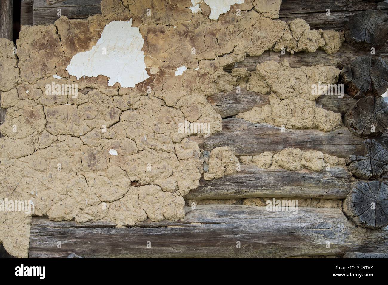 Sunja, Croazia, aprile 22,2022:: Facciata di fango e paglia su vecchia casa di legno. Foto Stock