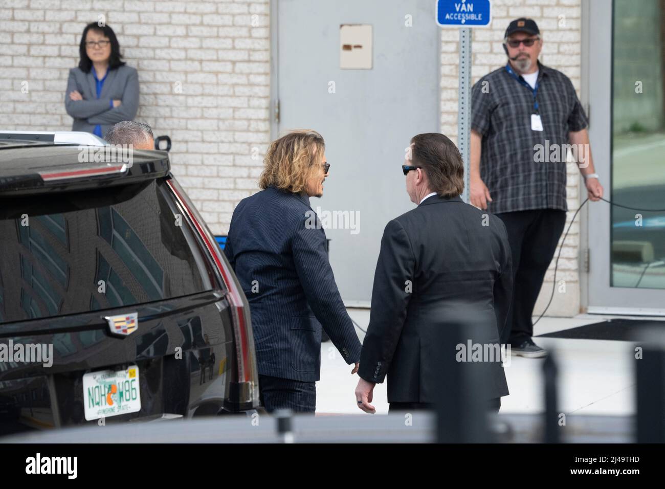 13 Aprile 2022- Fairfax, VA- l'attore Johnny Depp arriva per il suo processo anti-diffamazione al tribunale della contea di Fairfax. Photo Credit: Chris Kleponis/Sipa USA Foto Stock