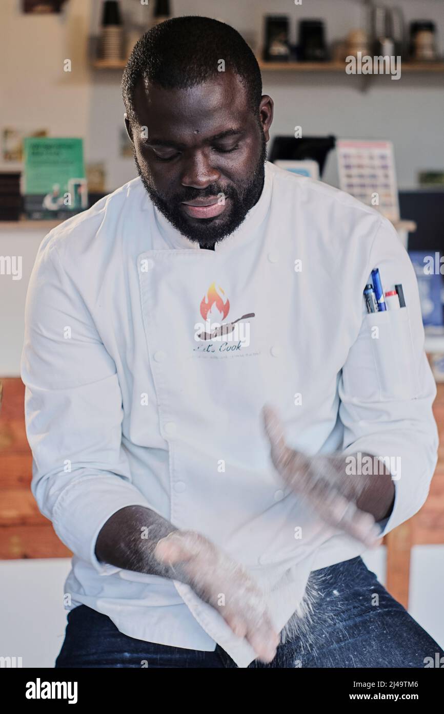 Chef Mack Bouya, proprietario del Let's Cook Restaurant a Città del Capo, Sudafrica - Aprile 2022 Foto Stock