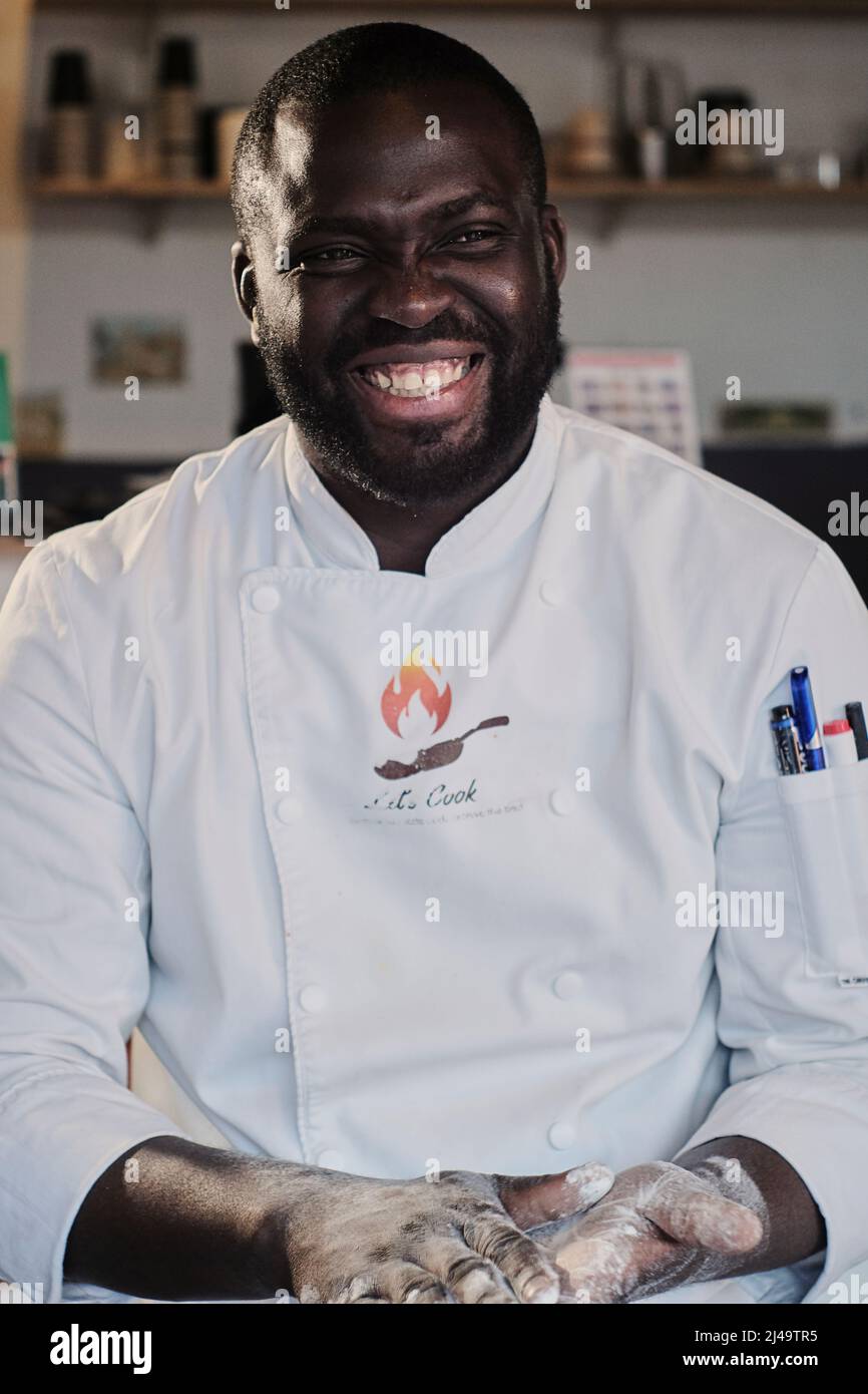 Chef Mack Bouya, proprietario del Let's Cook Restaurant a Città del Capo, Sudafrica - Aprile 2022 Foto Stock