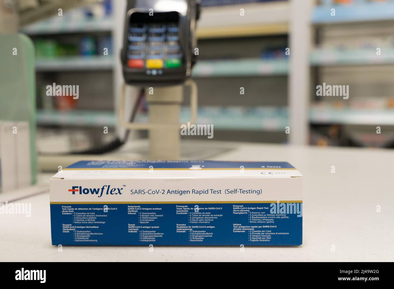 Una confezione per la vendita al dettaglio di Flowflex covid-19 Antigen Rapid test kit contenente cinque test, al banco di Chemist checkout Inghilterra UK Foto Stock