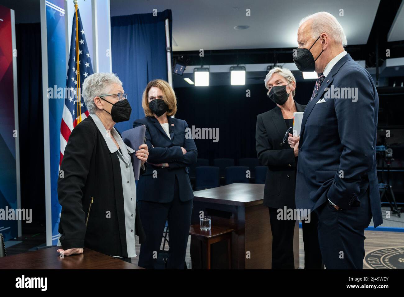 Il presidente Joe Biden parla con il consigliere per il clima Gina McCarthy, vice segretario alla difesa Kathleen Hicks, E il Segretario per l'energia Jennifer Granholm dopo una tavola rotonda sulla sicurezza dei minerali critici per un futuro Made in America, martedì 22 febbraio 2022, nell'Auditorium South Court nell'Eisenhower Executive Office Building presso la Casa Bianca. (Foto ufficiale della Casa Bianca di Adam Schultz) Foto Stock