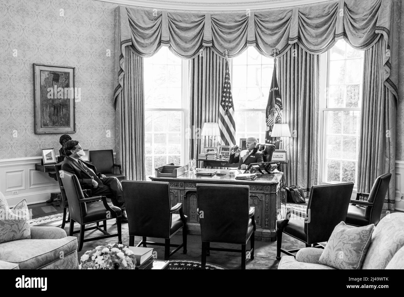 Il Presidente Joe Biden incontra il Capo di Stato maggiore Ron Klain, venerdì 25 febbraio 2022, presso l'Ufficio ovale. (Foto ufficiale della Casa Bianca di Adam Schultz) Foto Stock