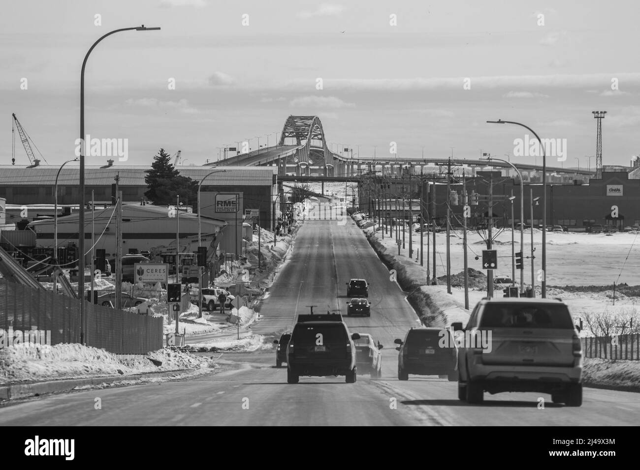 Il Presidente Joe Biden e la First Lady Jill Biden partono dall'aeroporto internazionale di Duluth a Duluth, Minnesota, mercoledì 2 marzo 2022 sulla strada per l'Unione di Yellowjacket all'Università del Wisconsin-superiore a Superior, Wisconsin. (Foto ufficiale della Casa Bianca di Adam Schultz) Foto Stock