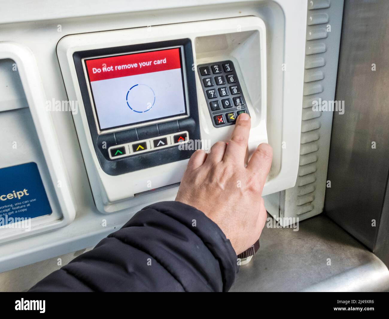Kidderminster,Worcestershire,Inghilterra,UK- Aprile 7th 2022: Un cliente  della stazione di rifornimento Tesco paga il carburante tramite carta di  debito prima di utilizzare la pompa benzina Foto stock - Alamy