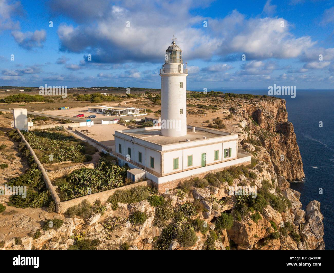 Veduta aerea del faro far de la Mola, Formentera, Isole Baleari, Spagna Foto Stock
