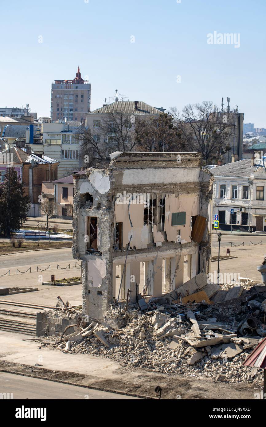 Parzialmente distrutto, demolito edificio dell'Istituto Regionale di pubblica Amministrazione di Kharkiv dell'Accademia Nazionale di pubblica Amministrazione u Foto Stock