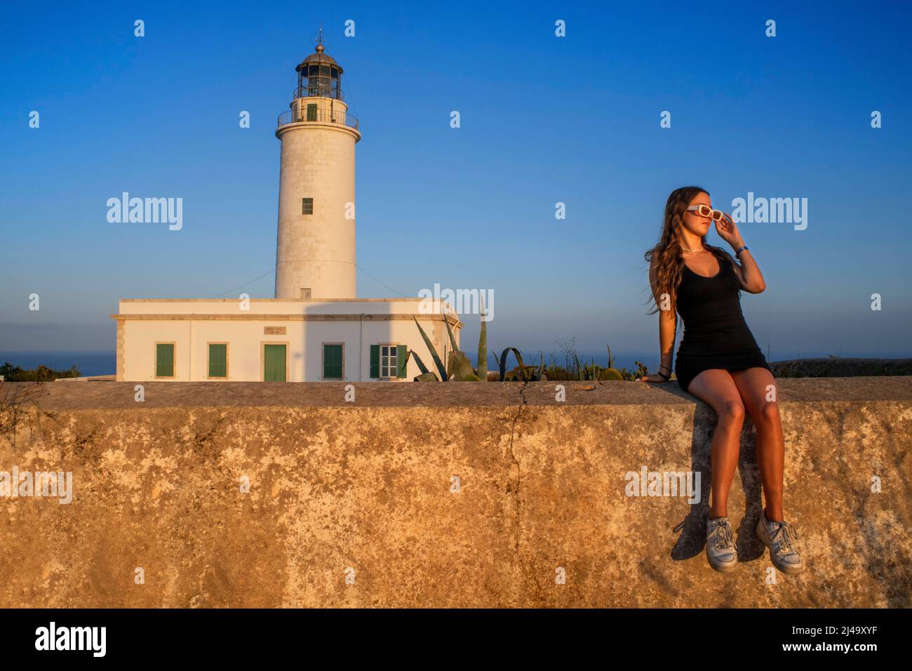 Modella girl nel faro far de la Mola, Formentera, Isole Baleari, Spagna Foto Stock