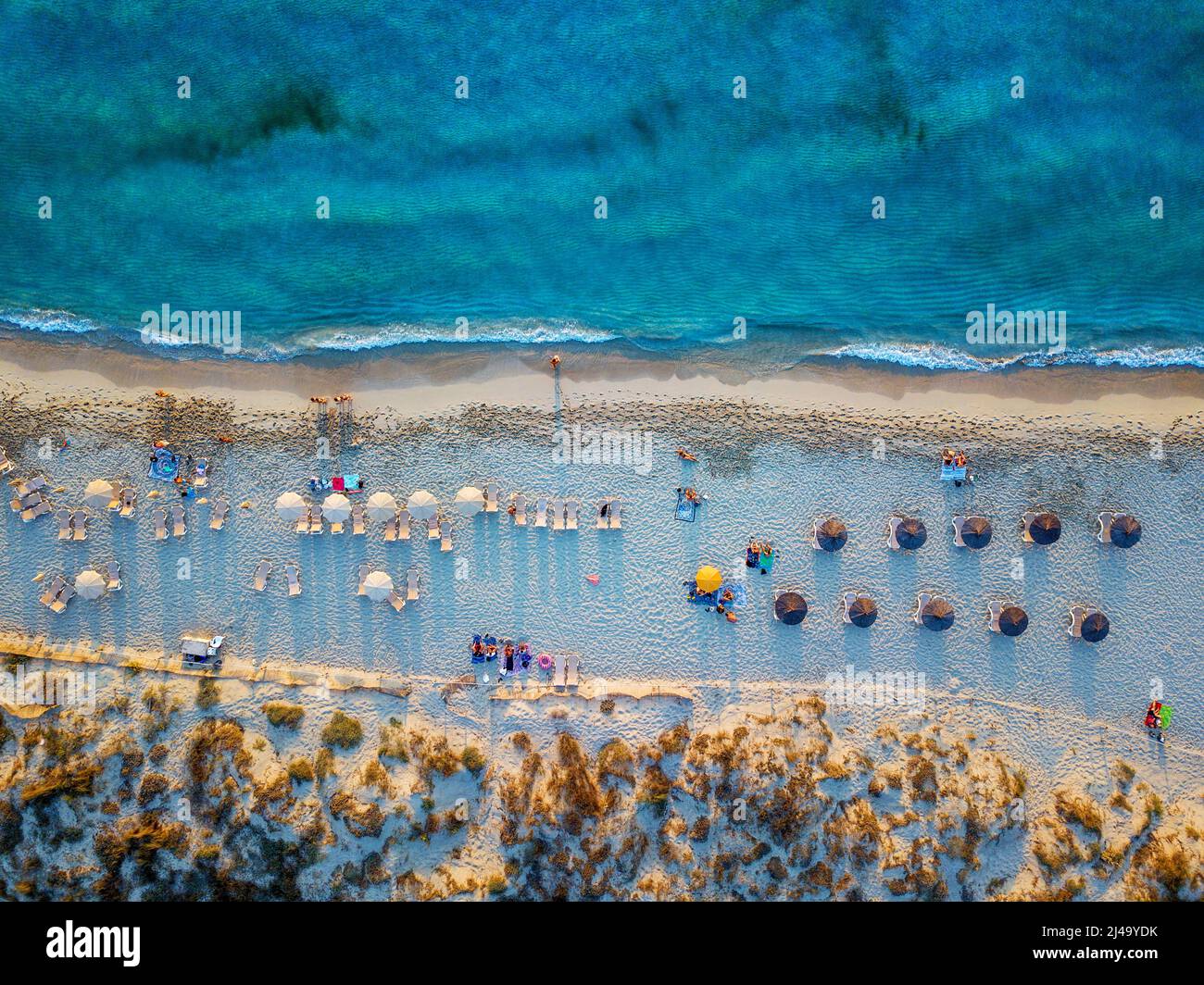 Ombrelloni, vista aerea sulla spiaggia di Ses Illetes, votata la spiaggia migliore d'Europa, Isole Balearis, Formentera, Spagna. Formentera, Isole Baleari, Foto Stock