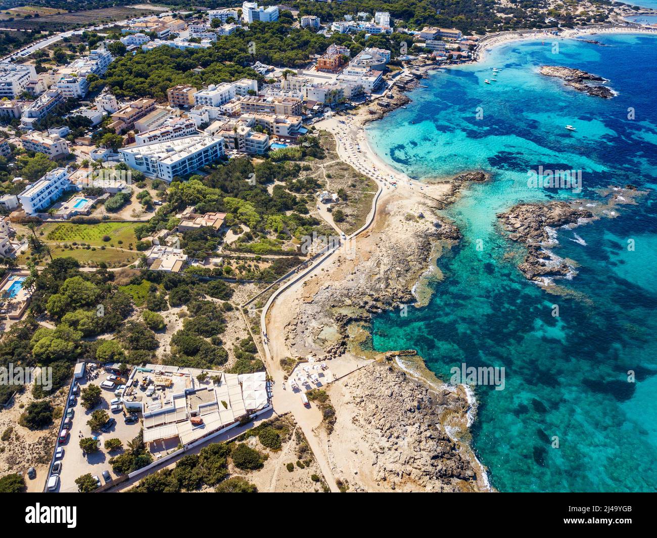 Vista aerea costiera della prima linea della costa con alberghi e scogliere a Pujols spiaggia, Isole Balearis, Formentera, Spagna Foto Stock