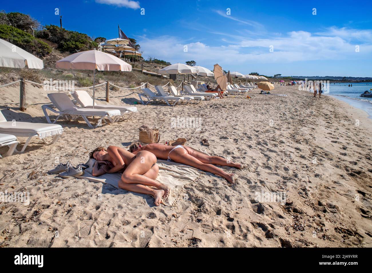 Due ragazze che prendono il sole sulla spiaggia di platja es Cavall d´en borras, Formentera, Isole Baleari, Spagna. Foto Stock