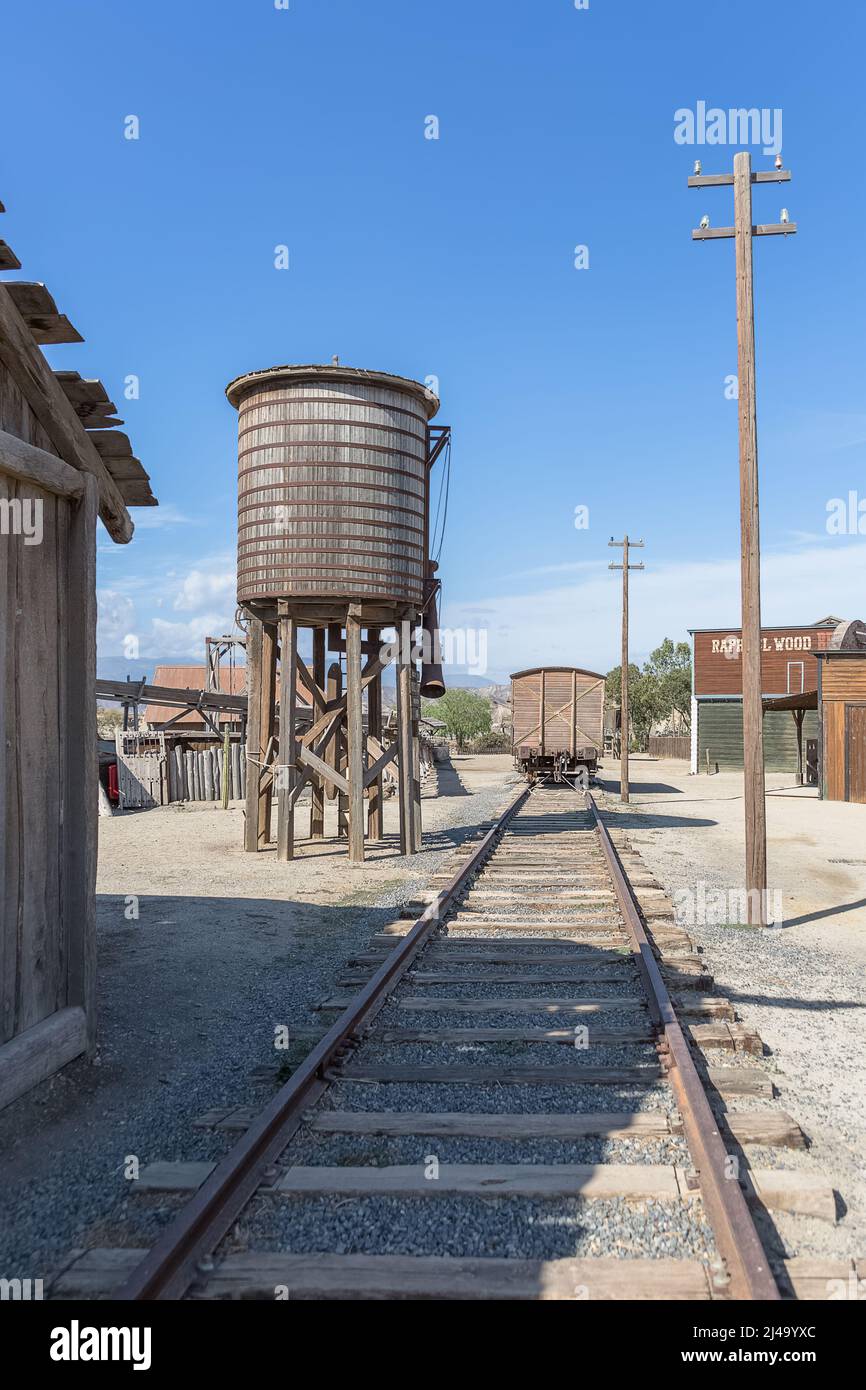 Alméria Spagna - 09 15 2021: Vista di un tipico scenario delle ferrovie del vecchio West, sul Oasys - Mini Hollywood, spagnolo Western-stile parco a tema, Western sc Foto Stock