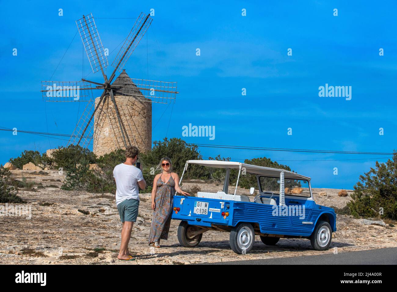 Retro citroen Meharicamper van sul mulino a vento moli d´en Mateu a Formentera, Isole Balearis, Spagna Foto Stock
