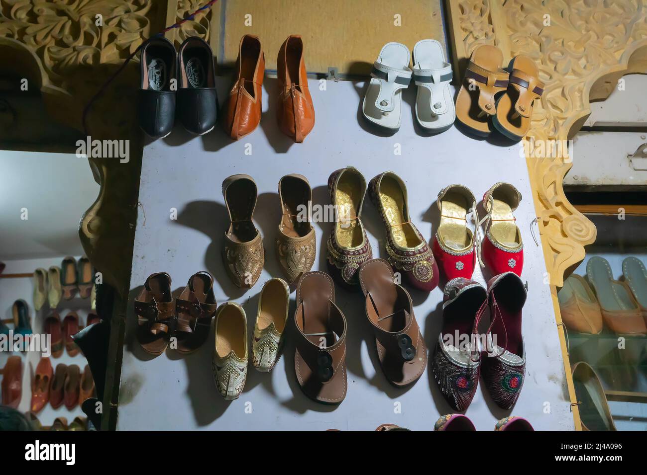 Paia di Rajasthani scarpe uomo e donna in mostra per la vendita. Jaisalmer, Rajasthan, India. Foto Stock
