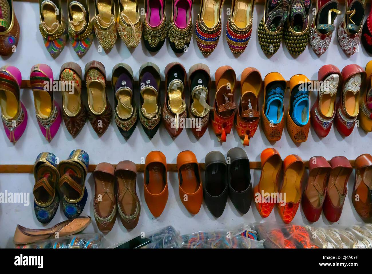 Paia di scarpe da donna Rajasthani in mostra per la vendita. Jaisalmer, Rajasthan, India. Foto Stock