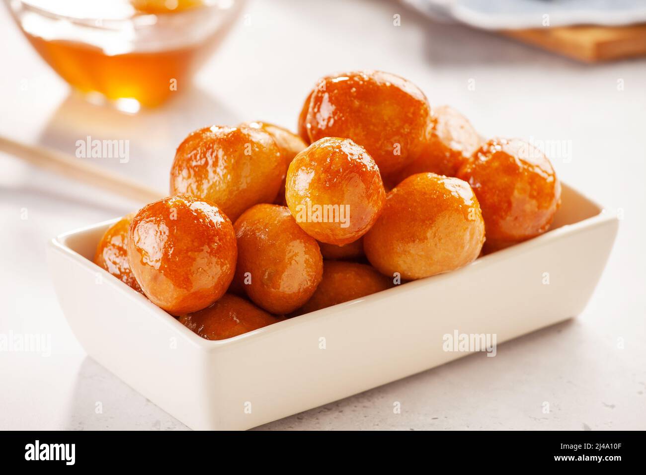 Mazzo di loukoumades greci fatti in casa Palle di pasta con Miele Foto Stock