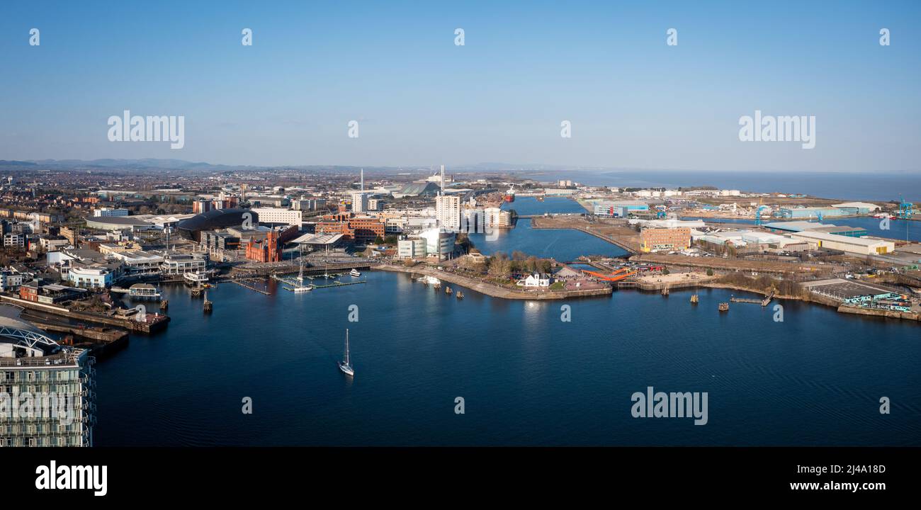 Vista aerea della baia di Cardiff, la capitale del Galles, Regno Unito 2022 in una giornata di primavera cielo limpido Foto Stock