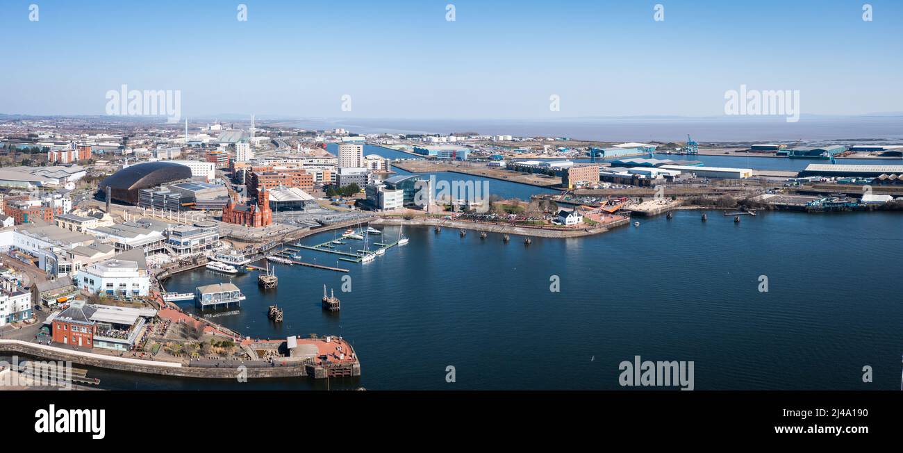 Vista aerea della baia di Cardiff, la capitale del Galles, Regno Unito 2022 in una giornata di primavera cielo limpido Foto Stock