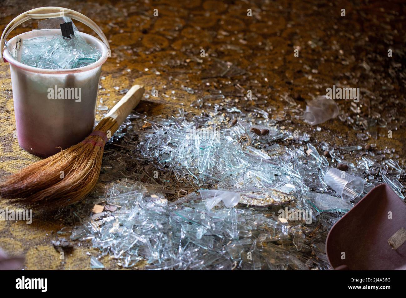 Vetro rotto da finestre rotte. Le forze dell'aviazione dell'esercito russo hanno bombardato oggetti civili. Attacco a razzo bomba. Guerra della Russia contro l'Ucraina. 20.03.2022, Foto Stock