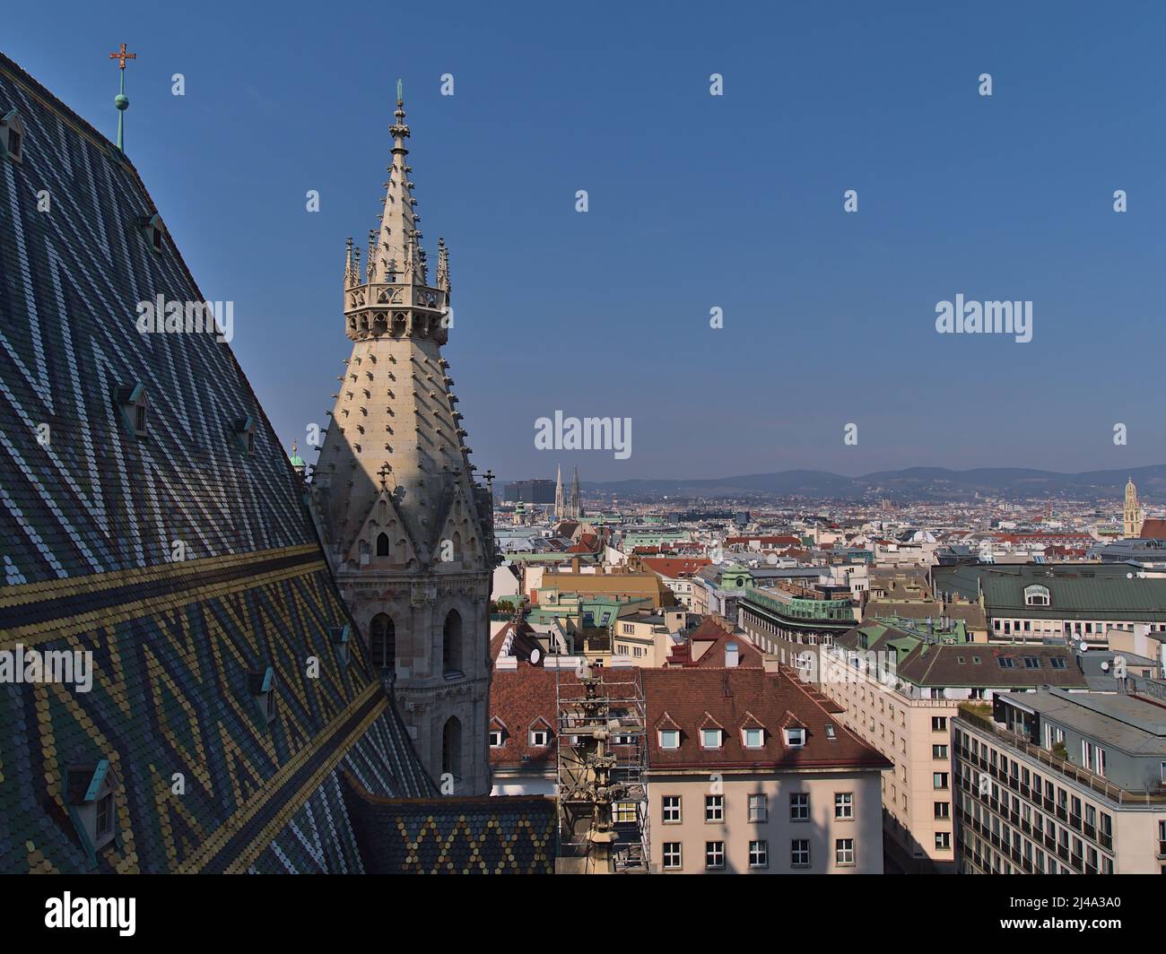 Splendida vista aerea sul centro storico di Vienna, Austria, con il colorato tetto di tegole della famosa chiesa di Stephansdom in giornata di sole. Foto Stock
