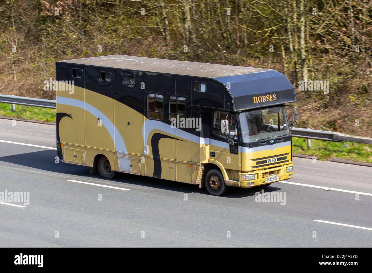 2000 giallo marrone Iveco-Ford 75E15 GIORNO crine guida sulla M61 autostrada UK Foto Stock