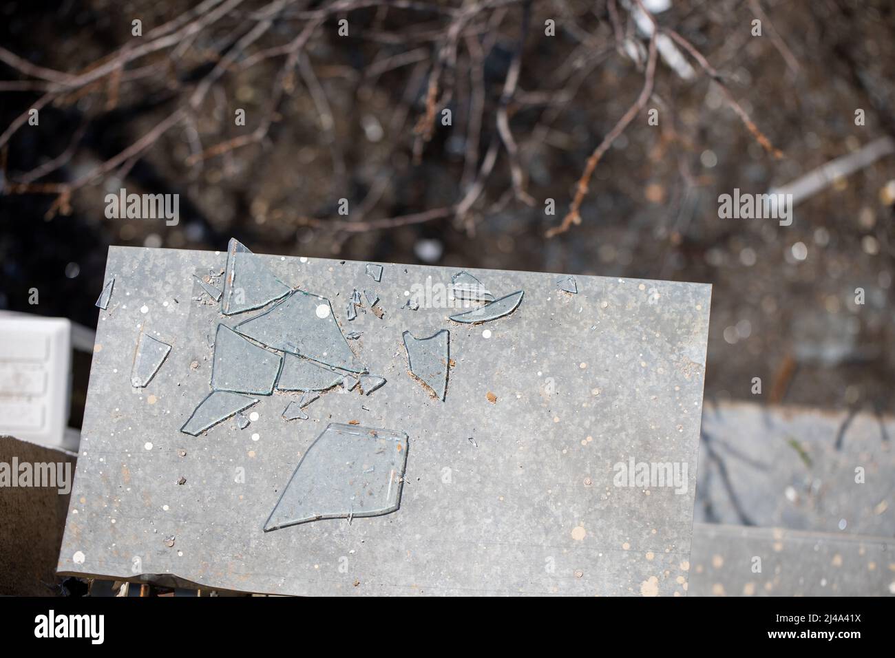 Vetro rotto da finestre rotte. Le forze dell'aviazione dell'esercito russo hanno bombardato oggetti civili. Attacco a razzo bomba. Guerra della Russia contro l'Ucraina. 20.03.2022, Foto Stock