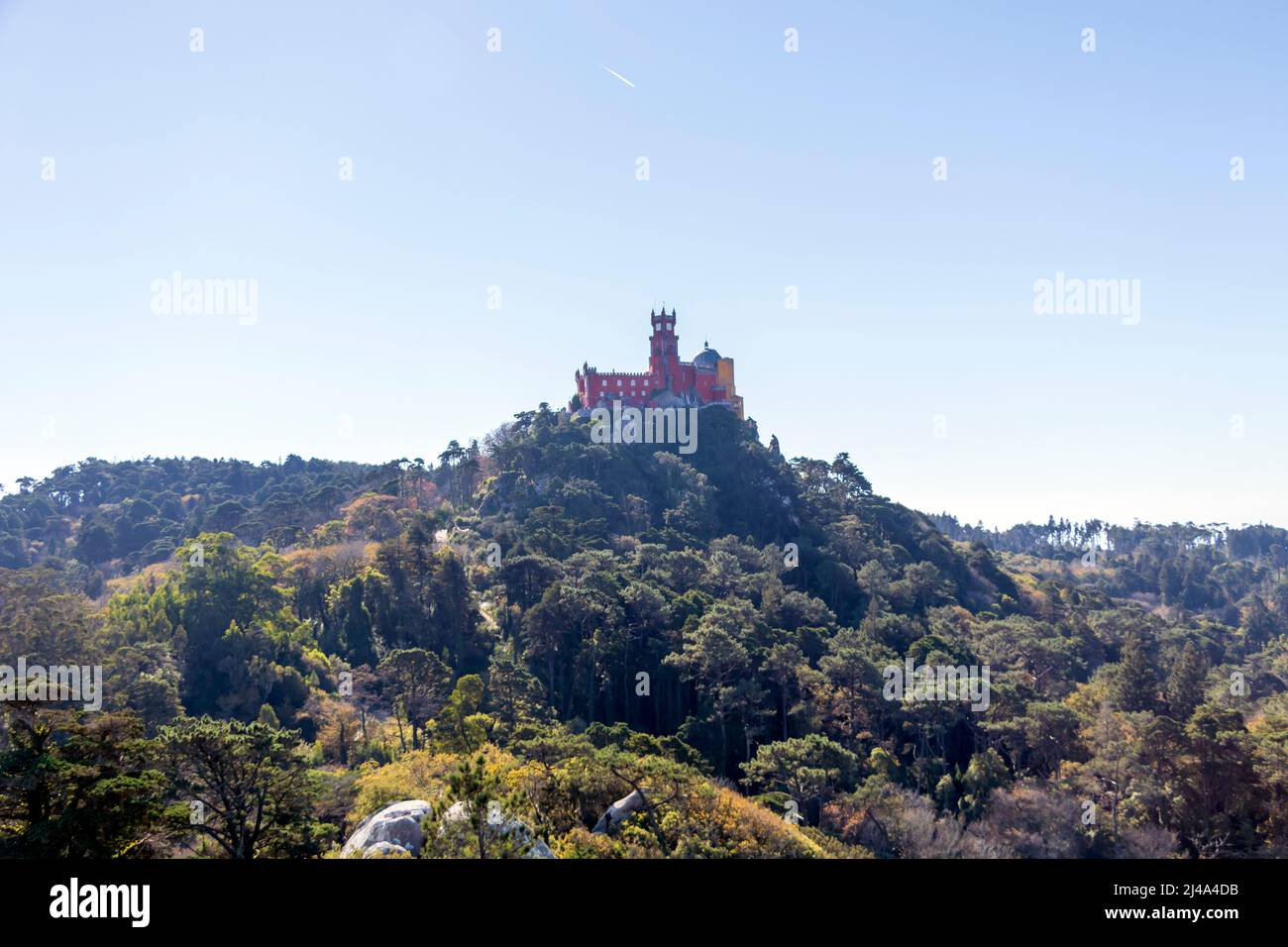 Il Palácio pena, monumento nazionale sulla cima di una collina verde nelle montagne di Sintra in una giornata limpida con cielo blu, Portogallo, Europa Foto Stock