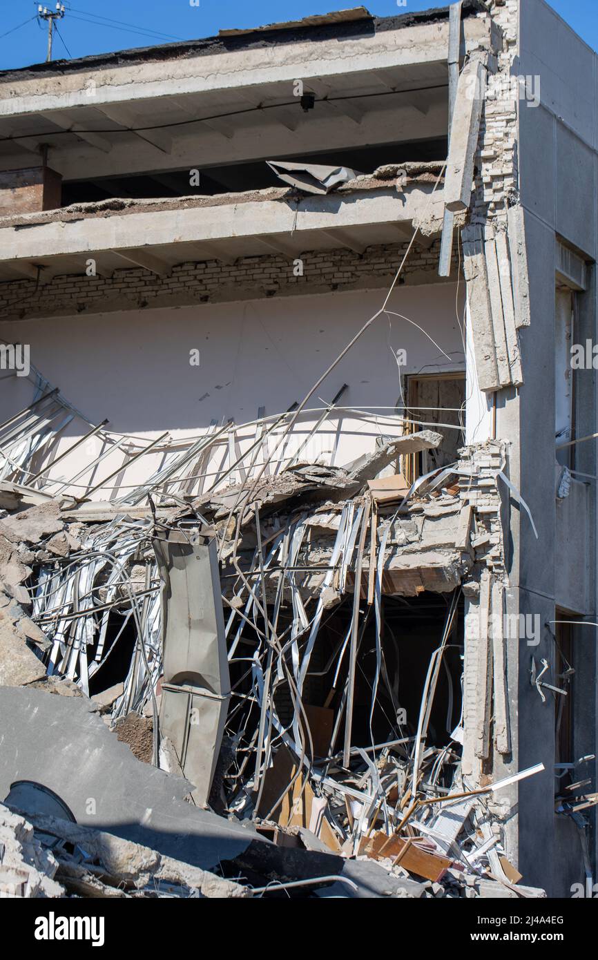 Parzialmente distrutto, demolito edificio dell'Istituto Regionale di pubblica Amministrazione di Kharkiv dell'Accademia Nazionale di pubblica Amministrazione u Foto Stock