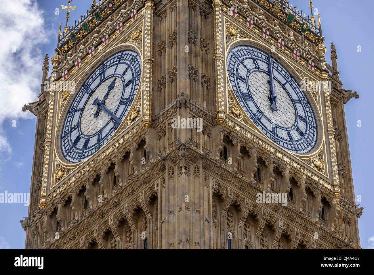 La faccia dell'orologio del Big ben dopo il restauro della torre Elisabetta e la conservazione della torre dell'orologio, Westminster, Londra, Regno Unito Foto Stock