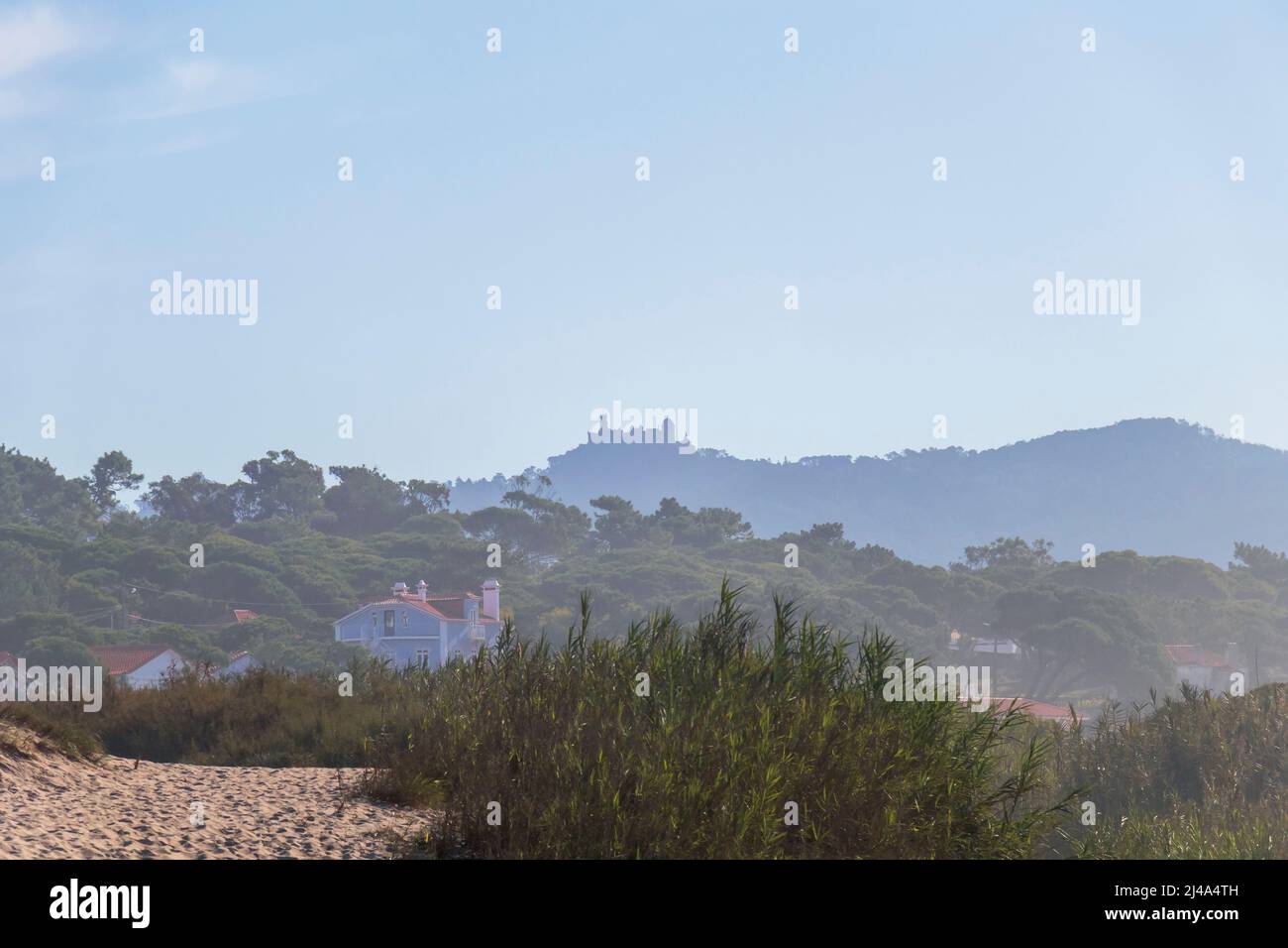 Il Palácio pena, monumento nazionale sulla cima di una collina verde nelle montagne di Sintra in una giornata limpida con cielo blu, Portogallo, Europa Foto Stock