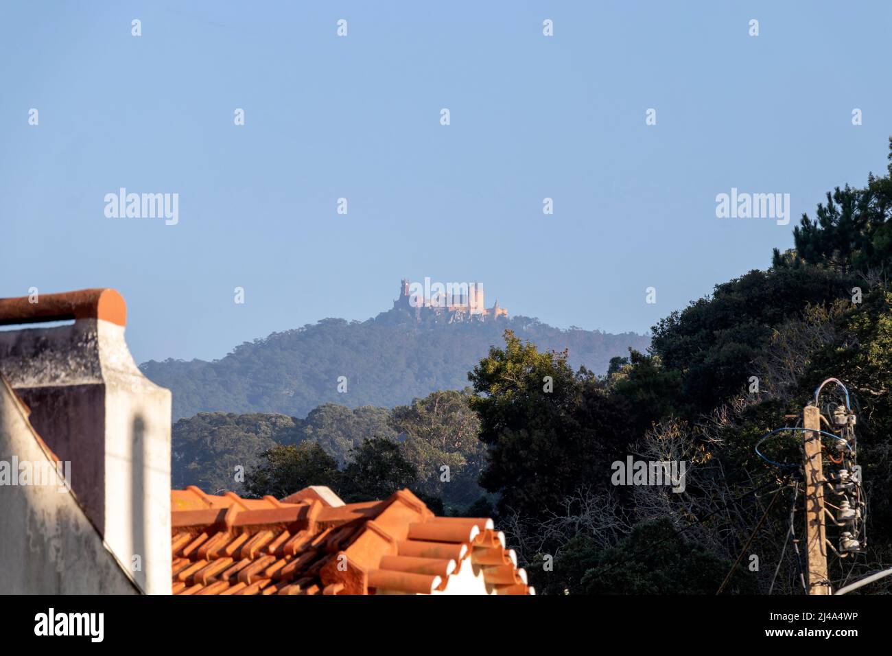 Il Palácio pena, monumento nazionale sulla cima di una collina verde nelle montagne di Sintra in una giornata limpida con cielo blu, Portogallo, Europa Foto Stock