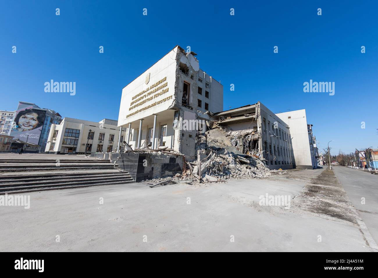 Parzialmente distrutto, demolito edificio dell'Istituto Regionale di pubblica Amministrazione di Kharkiv dell'Accademia Nazionale di pubblica Amministrazione u Foto Stock