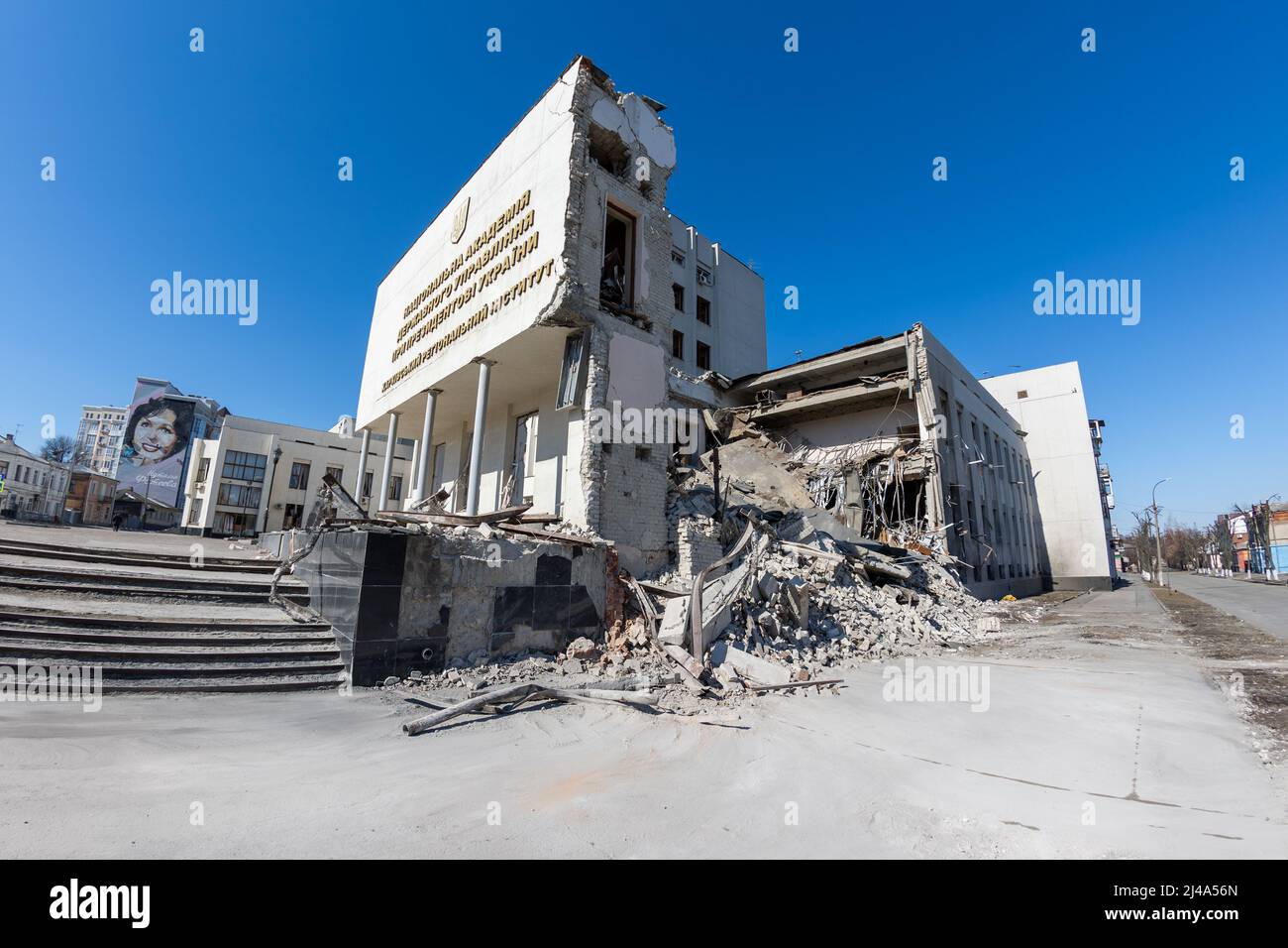 Parzialmente distrutto, demolito edificio dell'Istituto Regionale di pubblica Amministrazione di Kharkiv dell'Accademia Nazionale di pubblica Amministrazione u Foto Stock