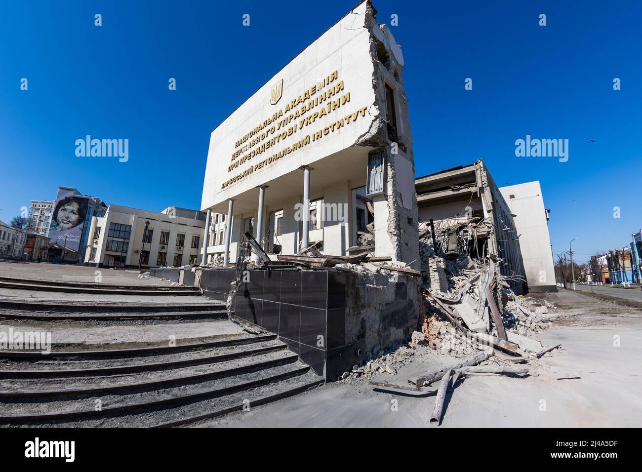 Parzialmente distrutto, demolito edificio dell'Istituto Regionale di pubblica Amministrazione di Kharkiv dell'Accademia Nazionale di pubblica Amministrazione u Foto Stock