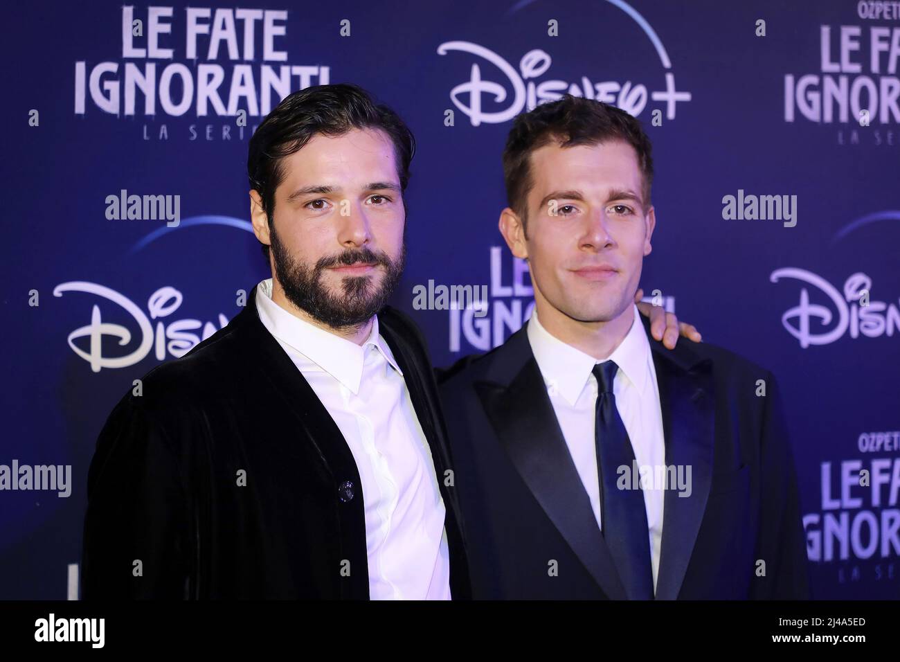 ROMA, ITALIA - APRILE 08: Filippo Scicchitano ed Edoardo Purgatori presento la prima serie televisiva Disney, 'le fate Ignoranti' di fronte all'Opera House di Roma. Foto Stock