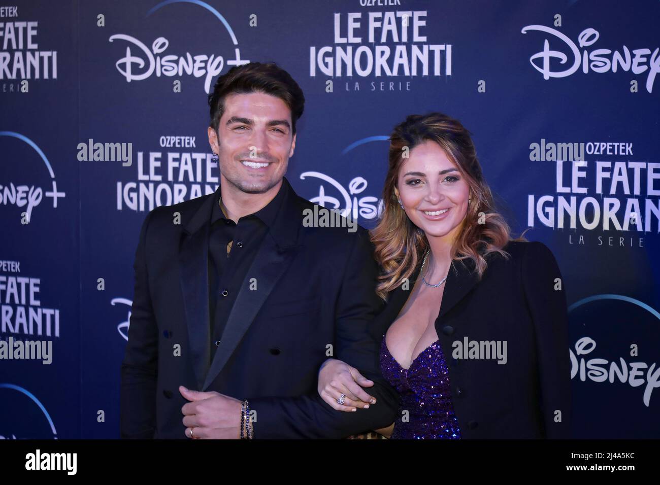 ROMA, ITALIA - APRILE 08: Mariano di VAIO ed Eleonora Brunacci presento la prima serie televisiva Disney, 'le fate Ignoranti' di fronte all'Opera House di Roma. Foto Stock