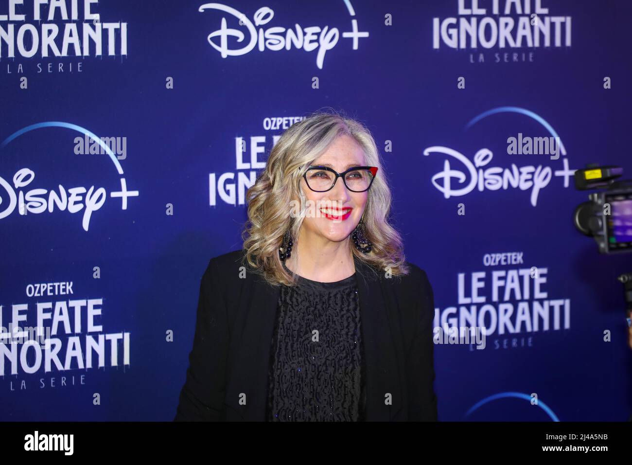 ROMA, ITALIA - APRILE 08: Lunetta Savino partecipa alla prima serie televisiva Disney, 'le fate Ignoranti' di fronte all'Opera House di Roma. Foto Stock