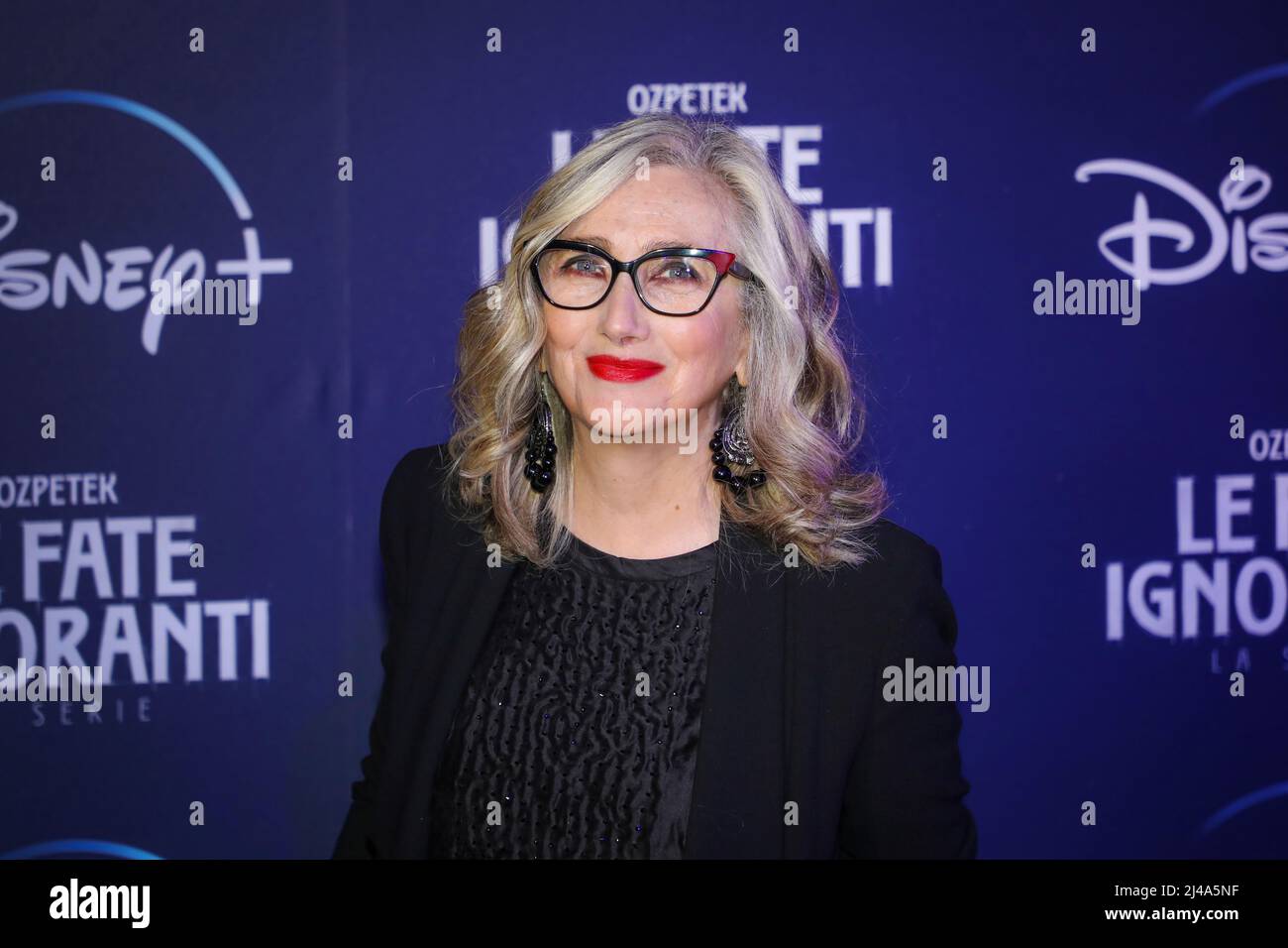 ROMA, ITALIA - APRILE 08: Lunetta Savino partecipa alla prima serie televisiva Disney, 'le fate Ignoranti' di fronte all'Opera House di Roma. Foto Stock