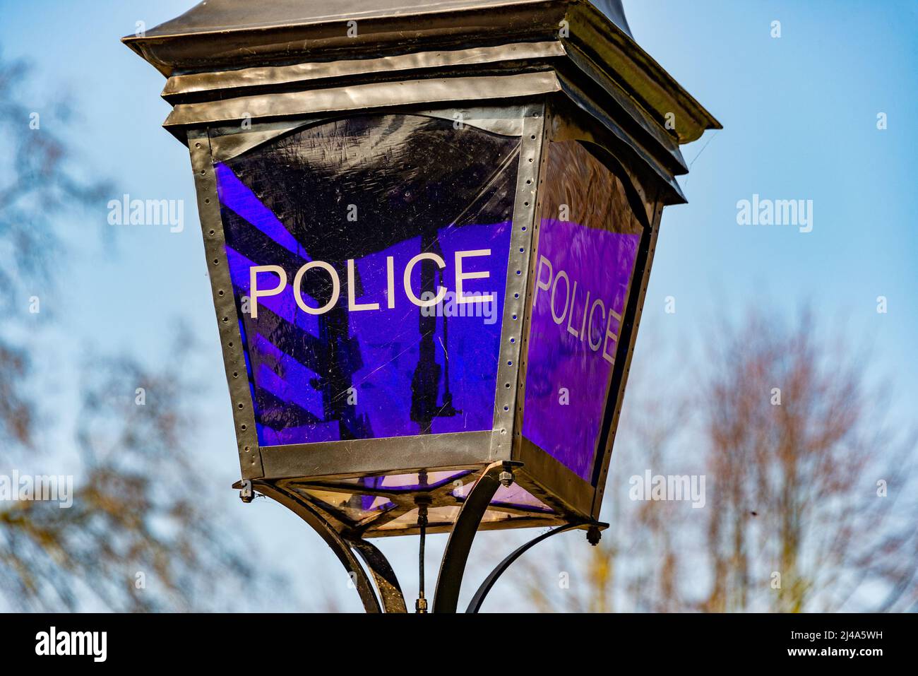 Un cartello della polizia e una lampada blu, Hyde Park, Londra, Inghilterra, Regno Unito. Foto Stock