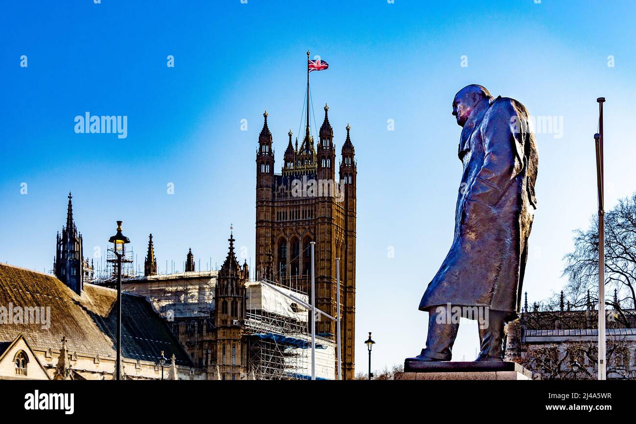 Statua di Sir Winston Churchill, Piazza del Parlamento vicino al Palazzo di Westminster, Londra, Inghilterra, Regno Unito. Foto Stock