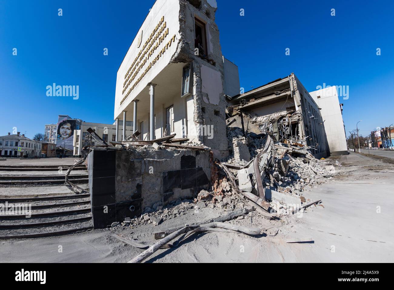 Parzialmente distrutto, demolito edificio dell'Istituto Regionale di pubblica Amministrazione di Kharkiv dell'Accademia Nazionale di pubblica Amministrazione u Foto Stock