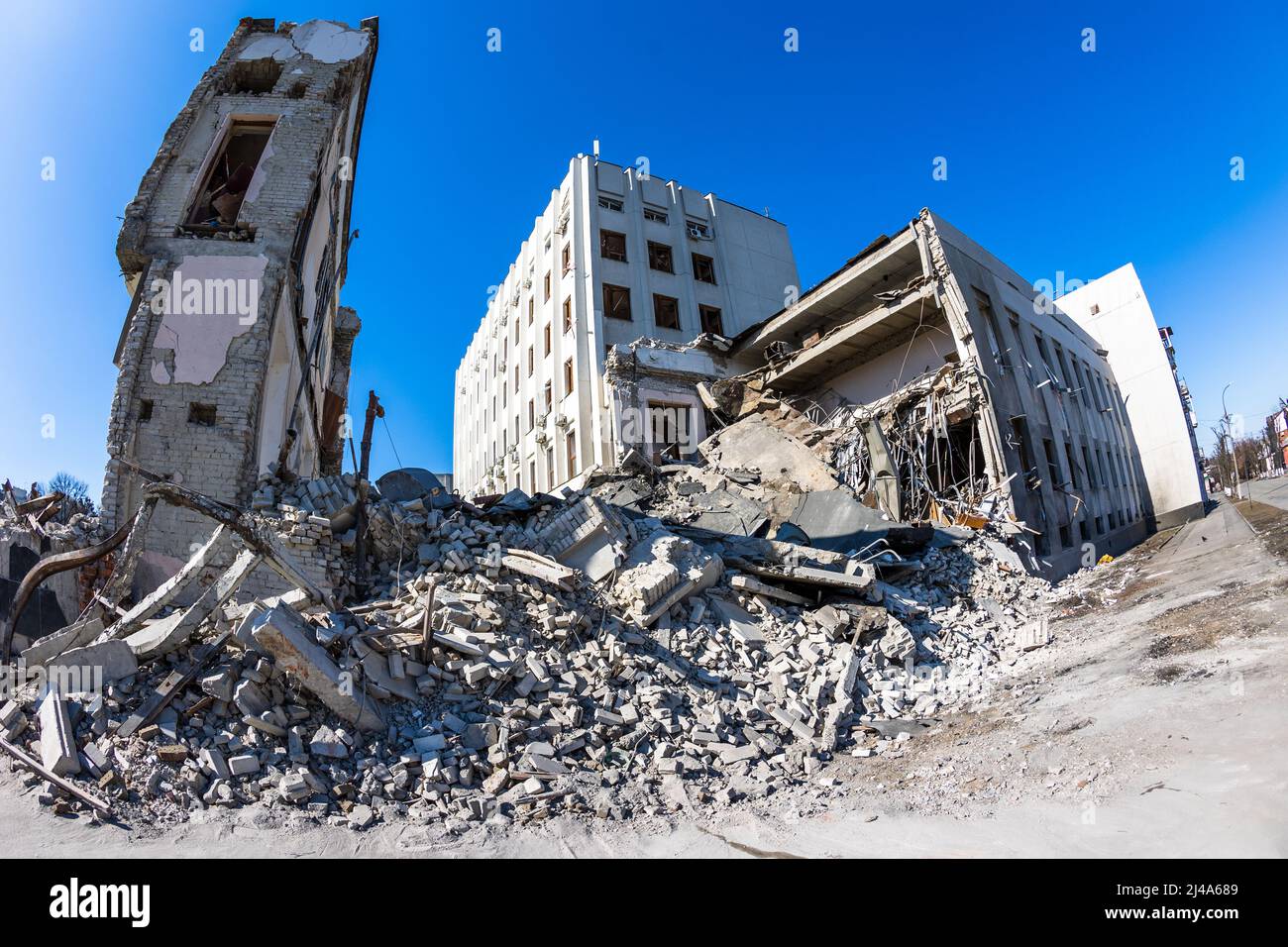 Parzialmente distrutto, demolito edificio dell'Istituto Regionale di pubblica Amministrazione di Kharkiv dell'Accademia Nazionale di pubblica Amministrazione u Foto Stock