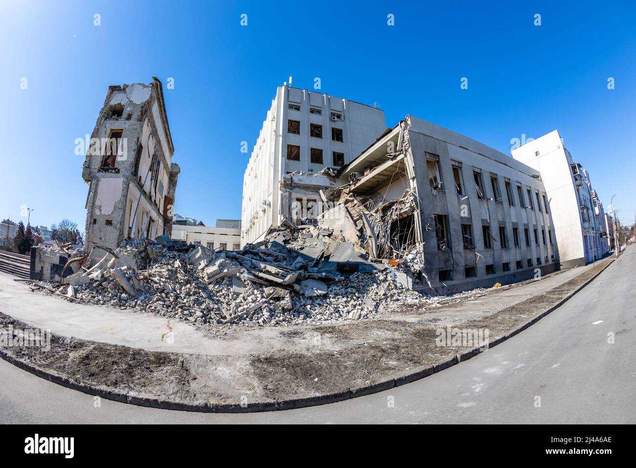Parzialmente distrutto, demolito edificio dell'Istituto Regionale di pubblica Amministrazione di Kharkiv dell'Accademia Nazionale di pubblica Amministrazione u Foto Stock