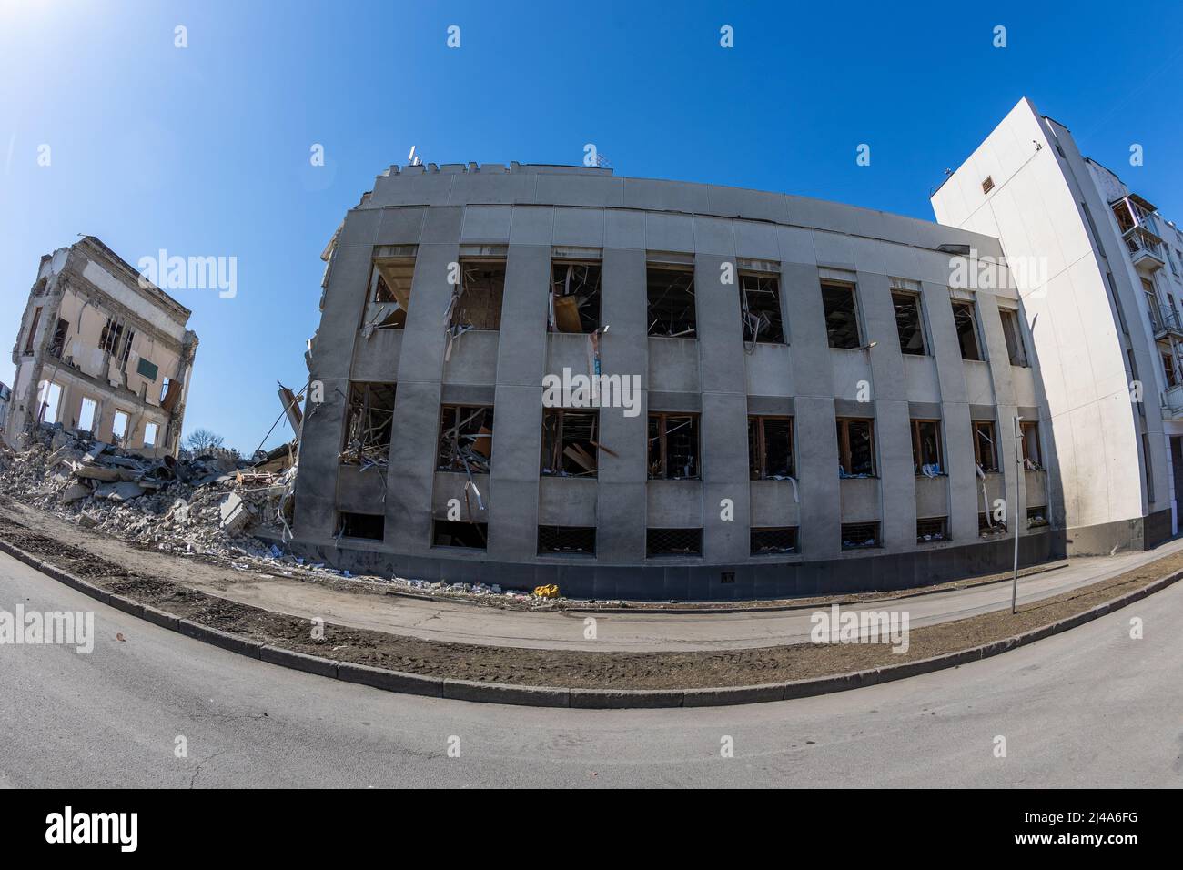 Parzialmente distrutto, demolito edificio dell'Istituto Regionale di pubblica Amministrazione di Kharkiv dell'Accademia Nazionale di pubblica Amministrazione u Foto Stock