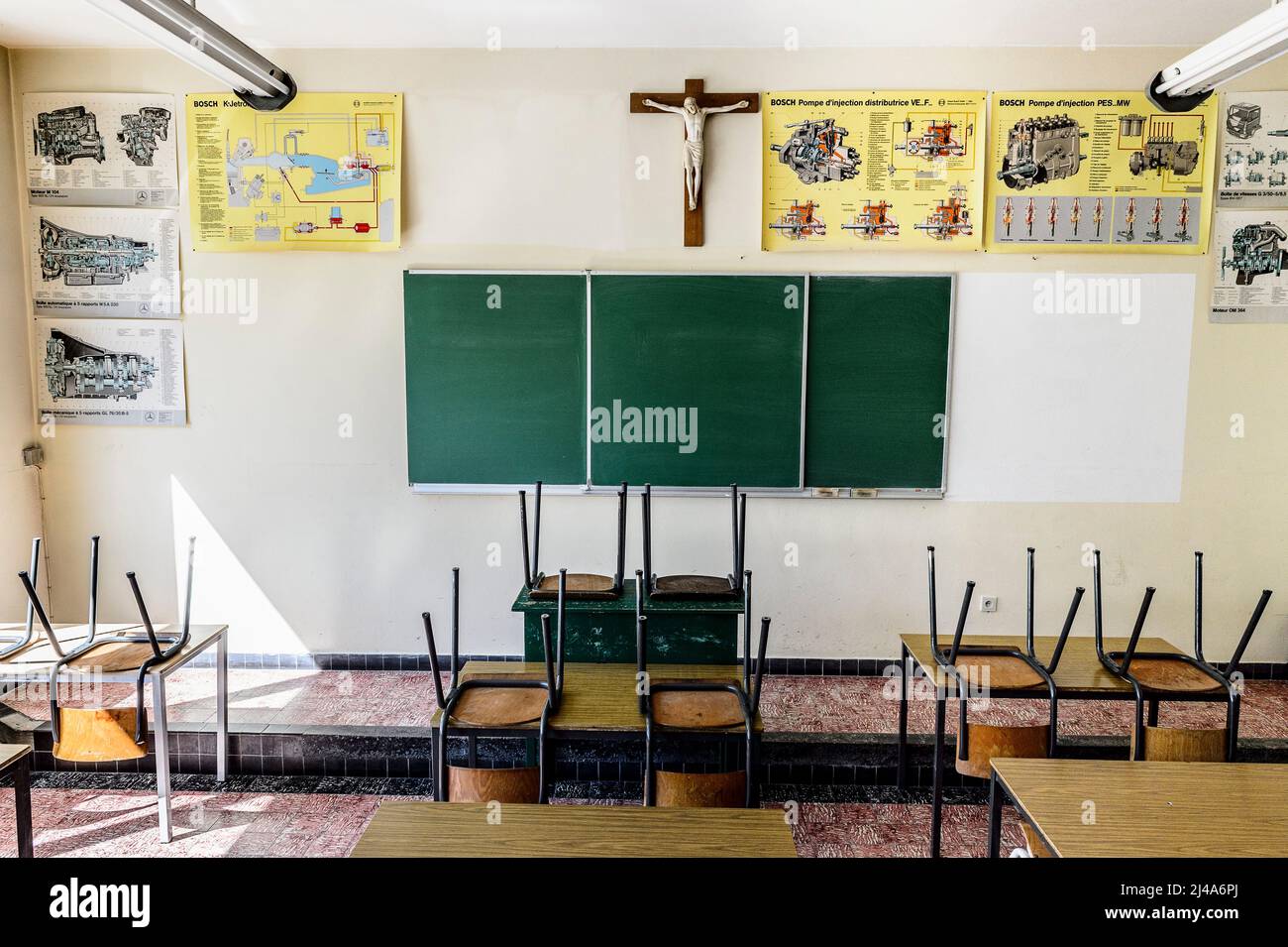 Insegnamento cattolico - croce cristiana appesa al muro di una classe | enseignement catholique - le christ en croix pendu au mur d'une classe Foto Stock