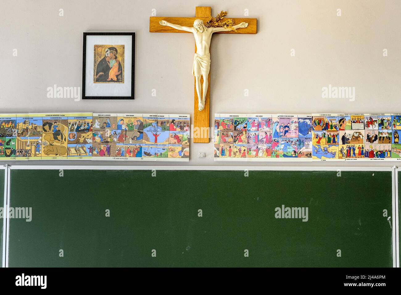 Insegnamento cattolico - croce cristiana appesa al muro di una classe | enseignement catholique - le christ en croix pendu au mur d'une classe Foto Stock