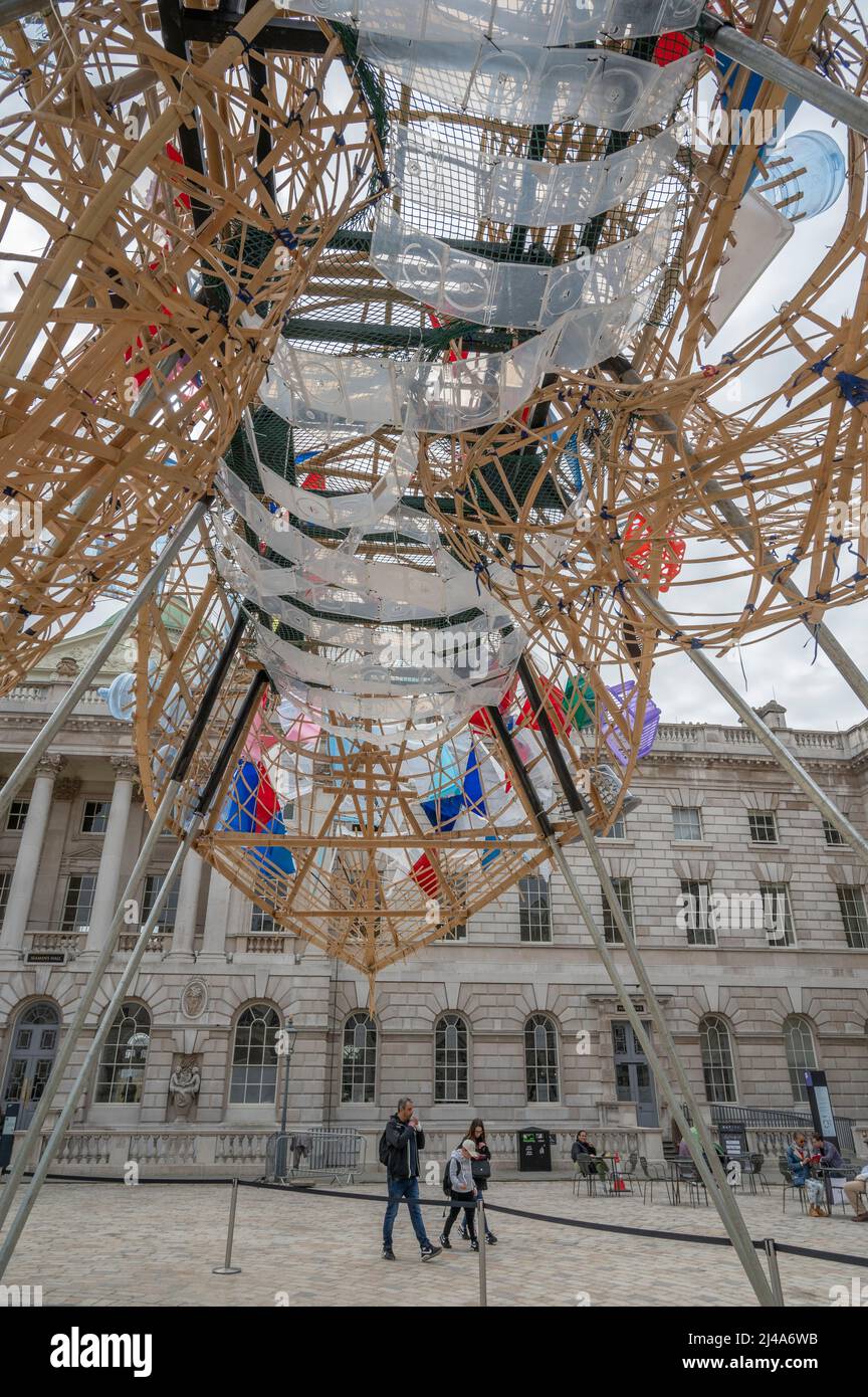 Somerset House, Londra, Regno Unito. 13 aprile 2022. Le Arche di Gimokudan da parte dell'artista filippino Leeroy New. Navi costruite utilizzando materiali riutilizzati e riciclati e rifiuti di plastica in occasione della Giornata della Terra 2022. Foto Stock